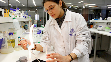 Investigadora realiza un experimento en laboratorio.