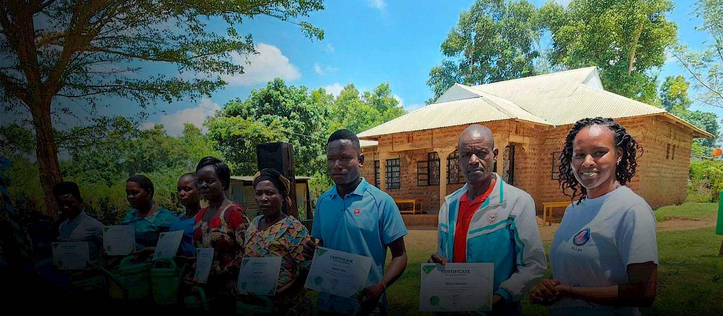 Estudiantes de Kenia reciben un diploma