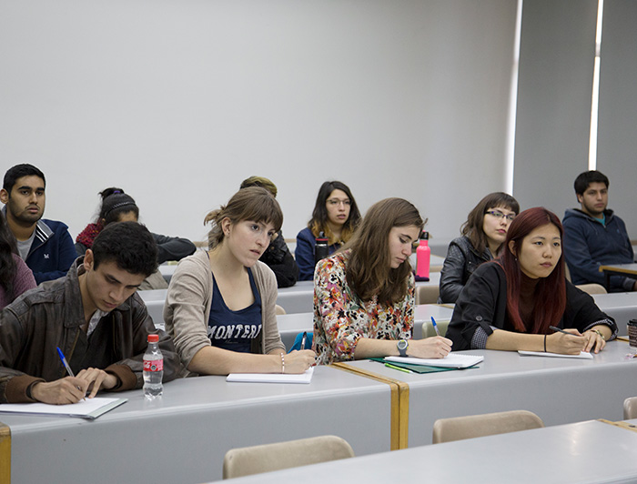 Estudiantes internacionales en clases.