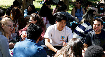 Estudiantes internacionales conversando en el patio.