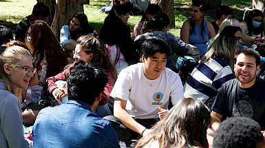 Estudiantes internacionales conversando en el patio.