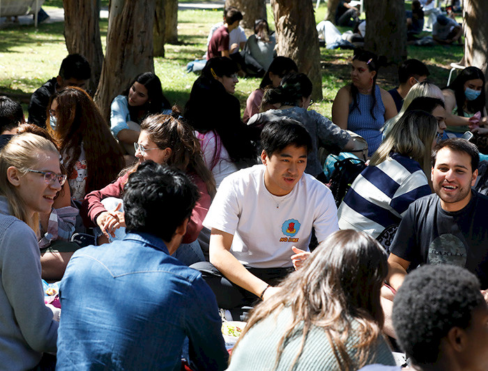 Estudiantes internacionales conversando en el patio.