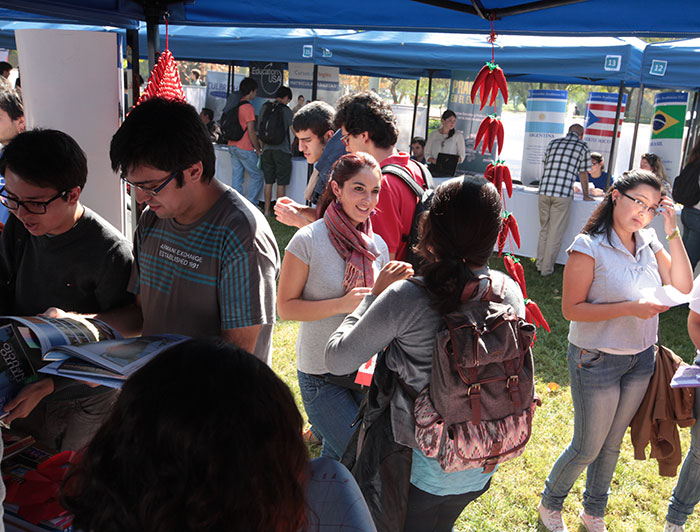 Estudiantes participan en feria internacional en la UC. 