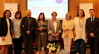 Fotografía del conversatorio sobre los hallazgos del estudio de abusos sexuales en la Iglesia chilena (1960-2023), organizado por el Centro UC de Derecho y Religión. En la imagen, un grupo de académicos y expertos posa frente a una pantalla con el título del evento.