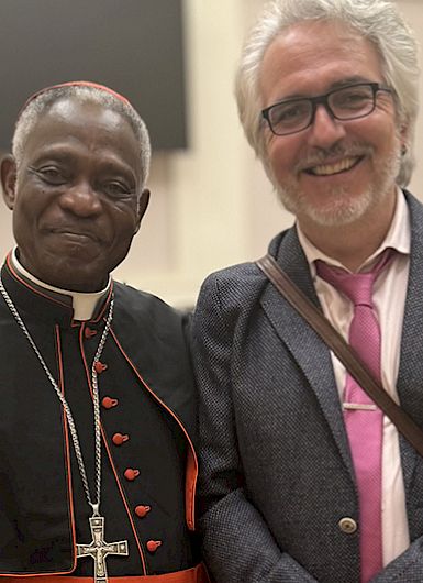 El Cardenal Peter Turkson, actual canciller de la Pontificia Academia de las Ciencias y de la Pontificia Academia de Ciencias Sociales (1), y el Profesor Luis Larrondo.-