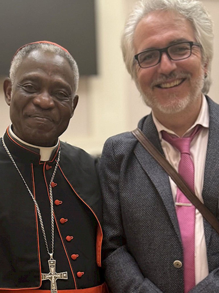 El Cardenal Peter Turkson, actual canciller de la Pontificia Academia de las Ciencias y de la Pontificia Academia de Ciencias Sociales (1), y el Profesor Luis Larrondo.-