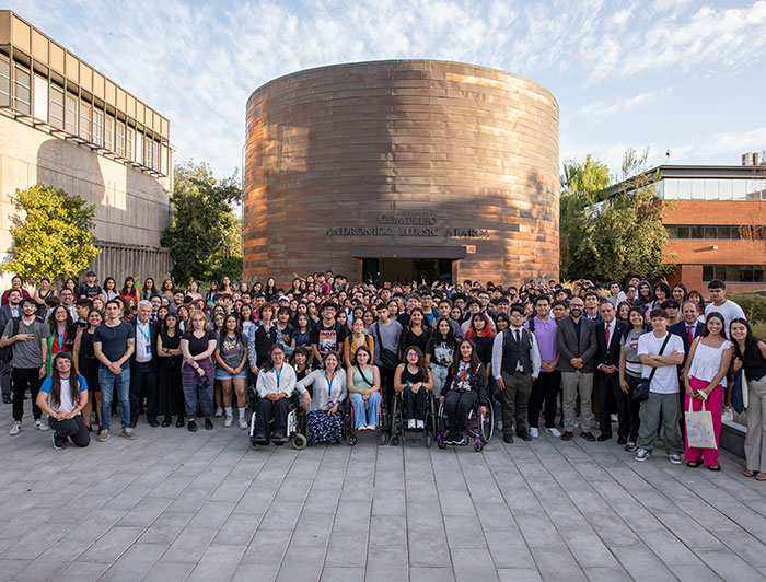 Grupo de estudiantes de Admisión Equidad 2024 junto a autoridades universitarias a la salida del Audítorio Luksic en el campus San Joaquín.