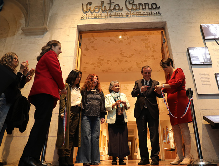 Corte de cinta en la inauguración de Casa Violeta Parra en la UC.