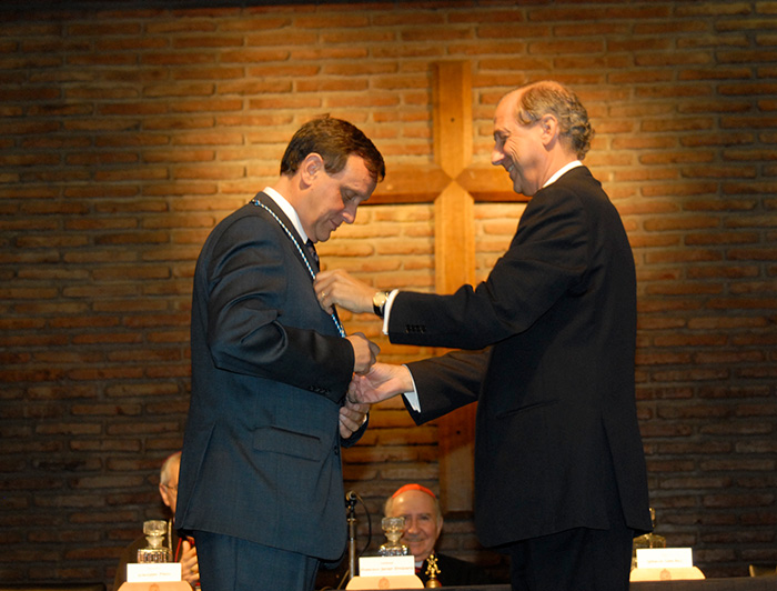 Pedro Pablo Rosso hace entrega de la medalla rectoral a Ignacio Sánchez.