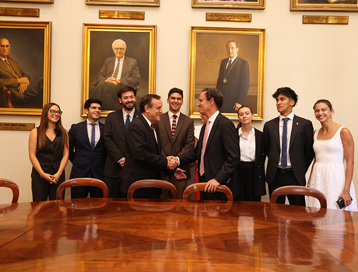 El rector Ignacio Sánchez felicita al rector electo Juan Carlos de la Llera, junto a la FEUC 2025. 