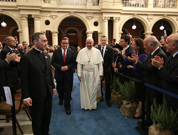 El Papa Francisco junto al rector Ignacio Sánchez en su visita a la UC, en 2018.