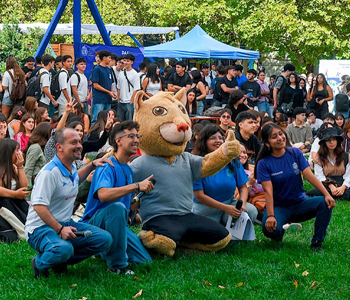 Estudiantes en la bienvenida novata 2025 de la UC.