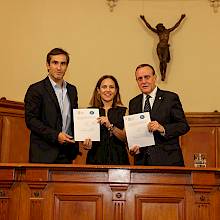 Firma del acuerdo: Cristóbal Piñera y Magdalena Piñera junto al rector Ignacio Sánchez.-Foto Karina Fuenzalida