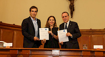 Firma del acuerdo: Cristóbal Piñera y Magdalena Piñera junto al rector Ignacio Sánchez.-Foto Karina Fuenzalida