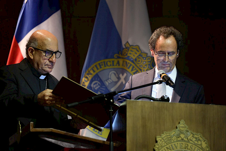 El rector Juan Carlos de la Llera realiza el juramento como rector junto al cardenal Fernando Chomali.