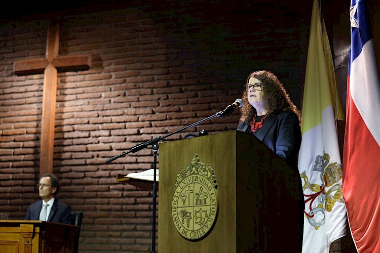 La secretaria general, Cristina Fernández, lee el decreto de la Congregación para la Educación Católica.