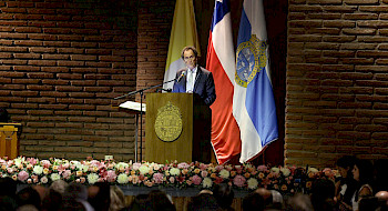 Rector Juan Carlos de la Llera dando su discurso.