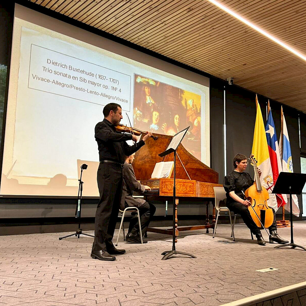 Músicos en un escenario