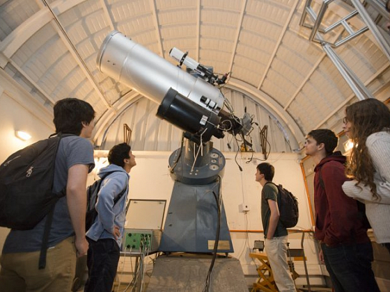 Un grupo de escolares visita el Observaorio Docente Santa Martina, como parte de las actividades de extensión del Instituto de Astrofísica UC.