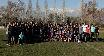 Los vecinos de Macul que participaron en la actividad, junto a jugadores de Universidad Católica.