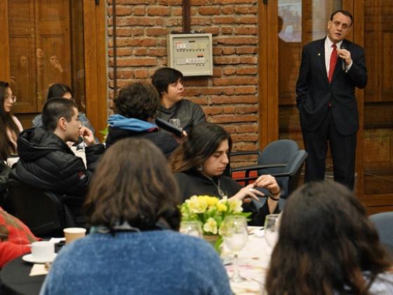 El rector Ignacio Sánchez junto a los representantes estudiantiles, en la jornada organizada por la Dirección de Asuntos Estudiantiles.