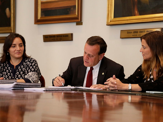 El rector Ignacio Sánchez, junto a la Vicerrectora Económica Loreto Massanés, y la presidenta del Sindicato 4.