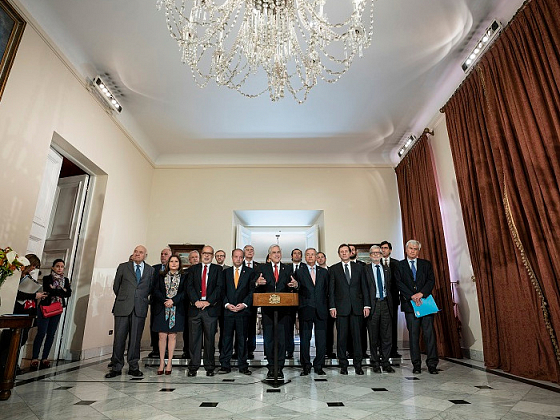 El Presidente Sebastián Piñera junto a los integrantes de la mesa técnica transversal que debatirá la reducción de jornada laboral en el país. En la mesa se incluyen a cinco académicos de la UC.