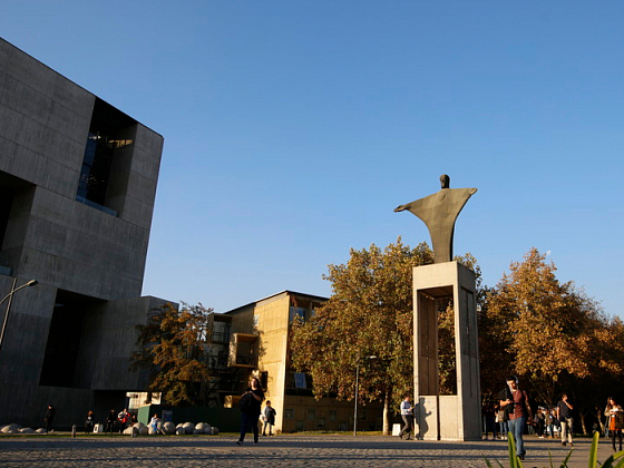 Vista de la entrada al campus San Joaquín con la estatua de Cristo al fondo.