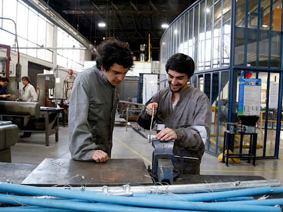 Dos estudiantes hombres, trabajando en el Laboratorio de Ingeniería. Fotografía: Banco de Imágenes UC.