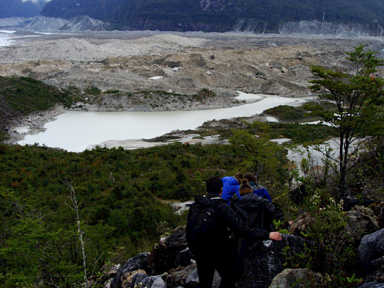 Grupo de exploradores caminando por la Patagonia