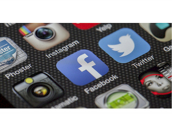 Pantalla de un celular, donde se muestran íconos de distintas aplicaciones y redes sociales.