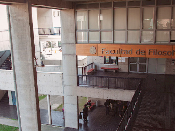 Fachada de la Facultad de Filosofía, en el campus San Joaquín.