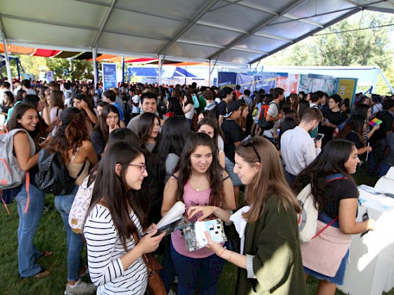 Estudiantes en stands de la UC en la Bienvenida Novato UC 2018.