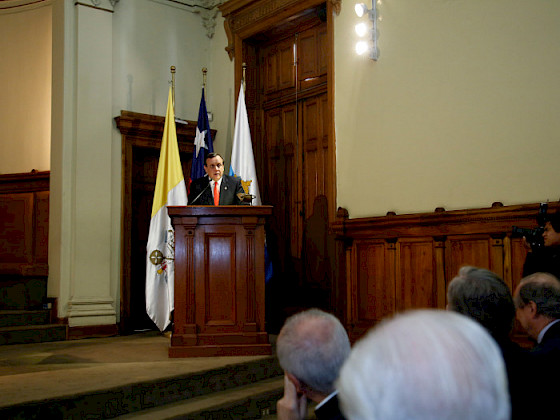 El rector Ignacio Sánchez en un podio dirigiéndose a una comunidad.