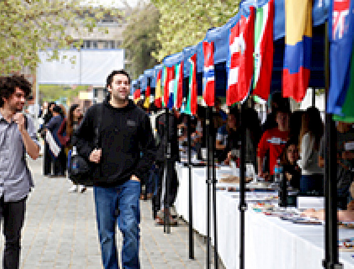 imagen correspondiente a la noticia: "Estudiantes de 97 instituciones del mundo compartieron sus experiencias en la Feria Internacional UC"