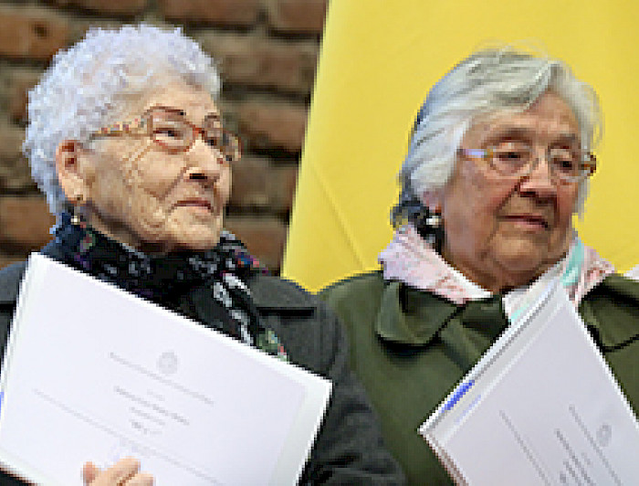 imagen correspondiente a la noticia: "Alumnos de más de 80 años recibieron sus diplomas tras finalizar curso en el Programa Adulto Mayor UC"