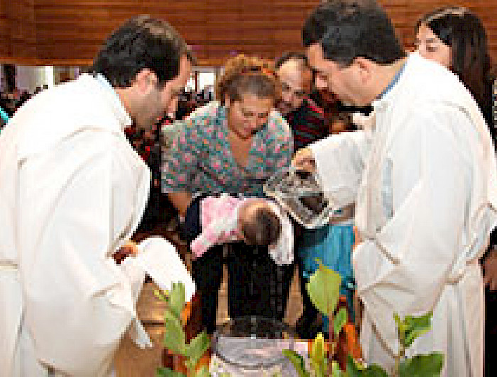 imagen correspondiente a la noticia: "Más de 100 niños familiares de la comunidad UC recibieron el sacramento del Bautismo"