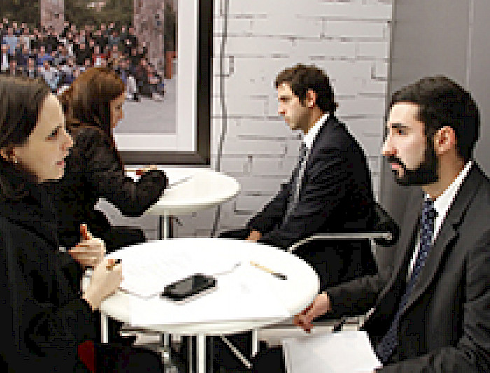 imagen correspondiente a la noticia: "Más de 900 entrevistas de reclutamiento se realizaron en la V Feria del Trabajo de Derecho"