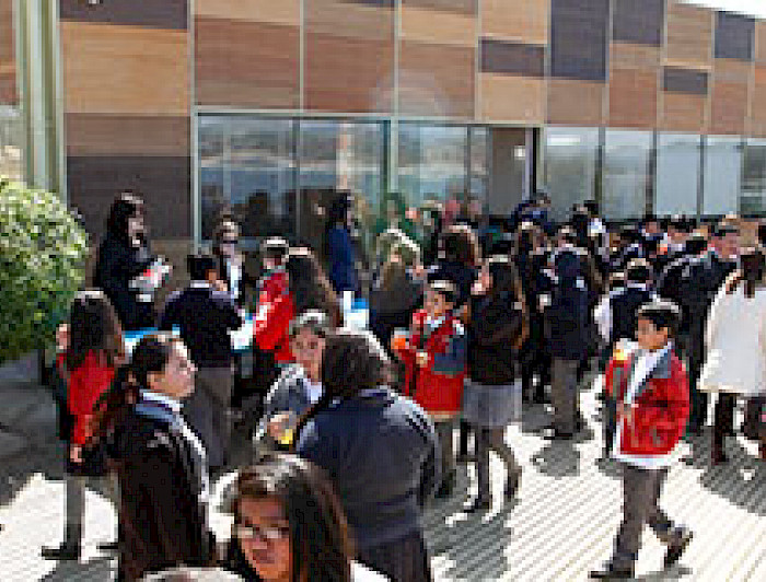 imagen correspondiente a la noticia: "Universidad inaugura biblioteca en Las Cruces para apoyar labor de colegios vulnerables"